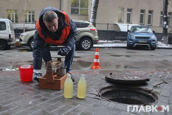 Облава в центре столицы. «Киевводоканал» устроил проверку канализации элитного бизнес-центра (фото, видео)